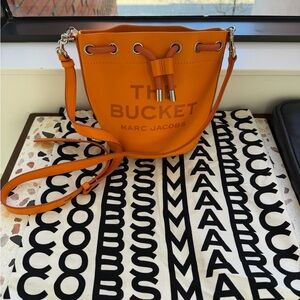 Marc Jacobs THE LEATHER ORANGE BUCKET BAG
